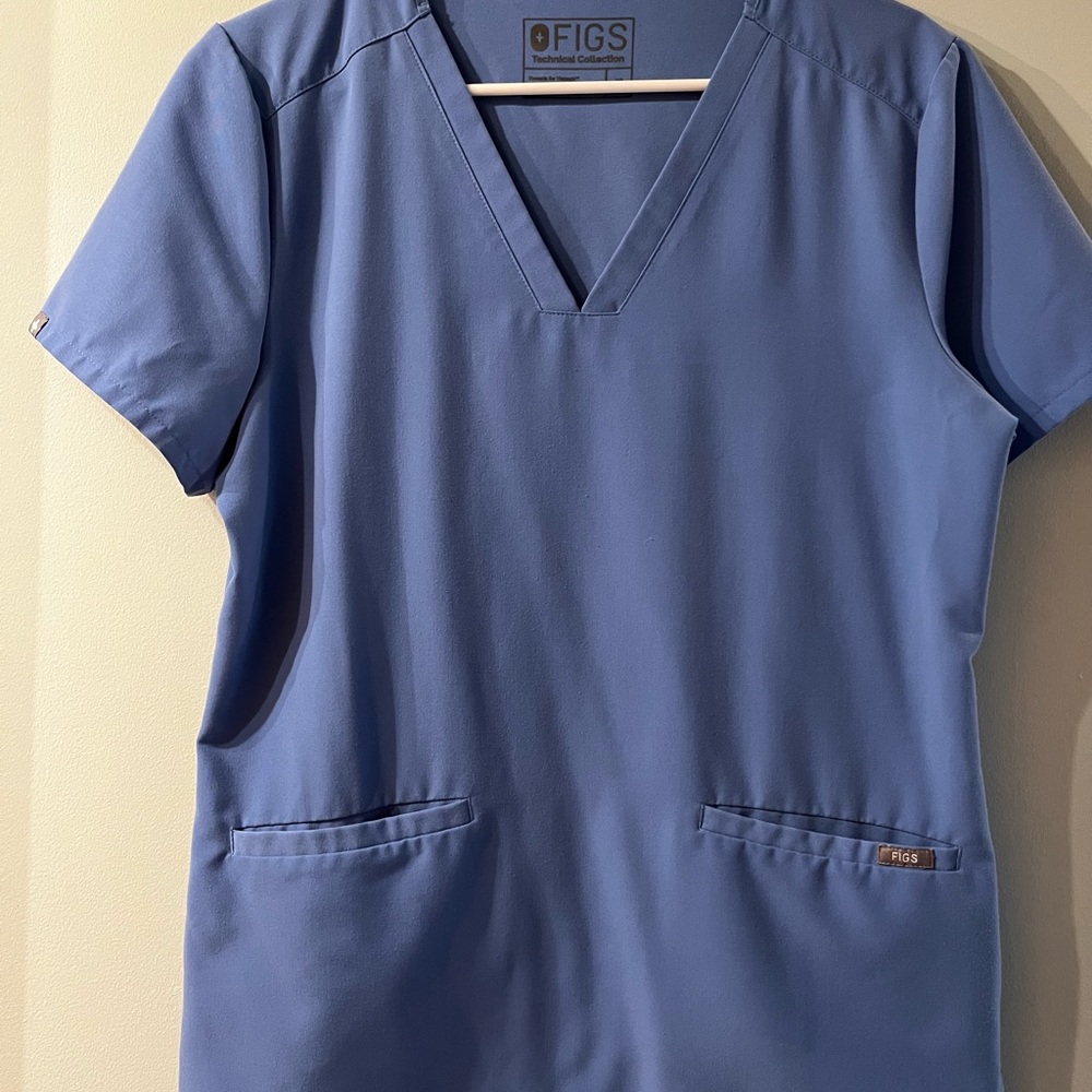 Figs two pocket medium top in ceil